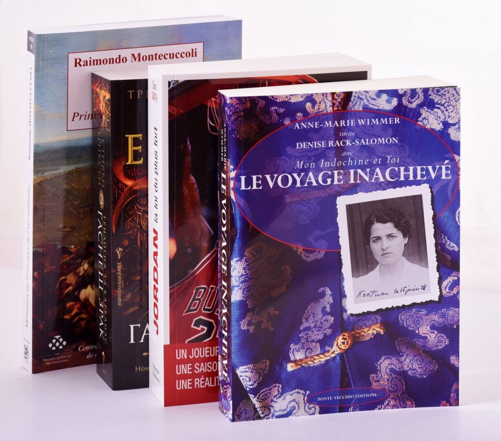 стек луксозни книги на маса